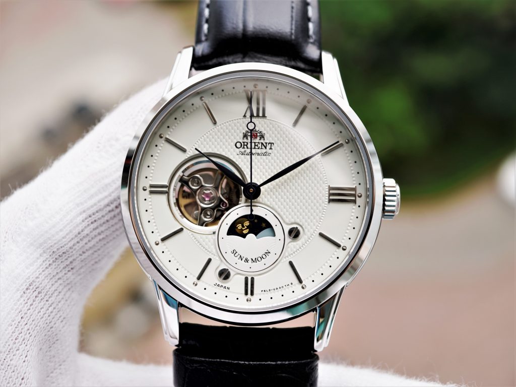 Orient Sun and Moon Gen 4 RA-AR0001S10B độc đáo với ô lộ máy