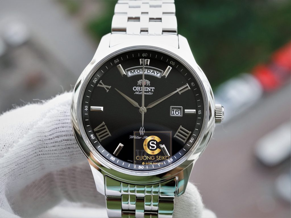 Orient Day Date SEV0P002BH thiết kế đơn giản, lịch lãm