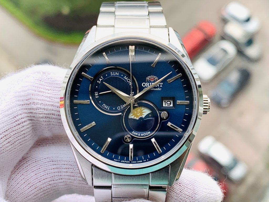 Orient RA-AK0303L10B có dial màu xanh trẻ trung, bắt mắt 