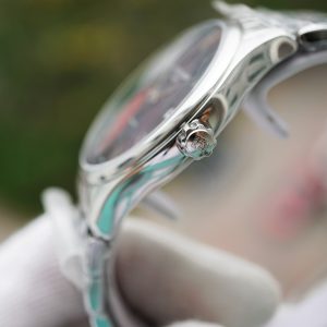 Logo FREDERIQUE CONSTANT in sắc nét tại núm chỉnh