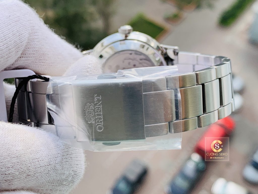 Orient Open Heart RA-AR0101L10B được làm từ thép không gỉ 316L