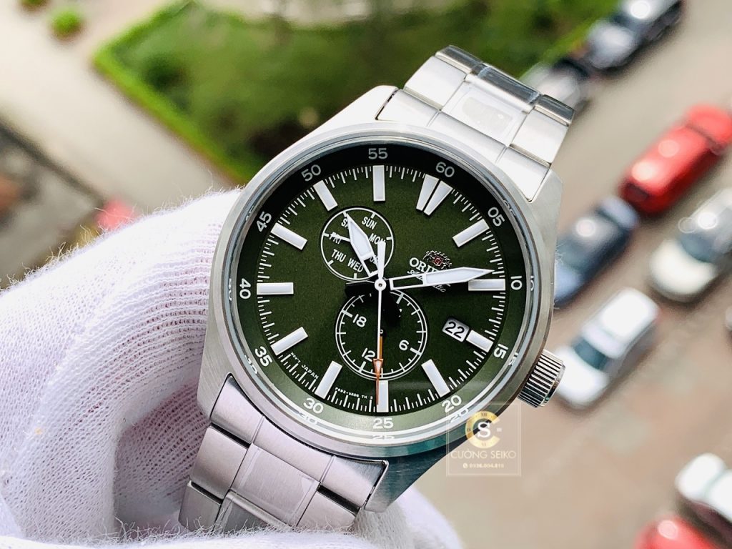 Orient Sport RA-AK0402E10B hài hòa với các mặt số phụ