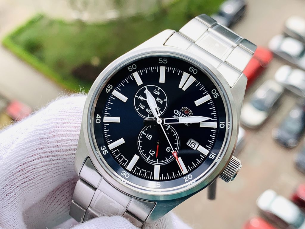 Logo Orient in sắc nét trên nền mặt đồng hồ Orient Sport RA-AK0401L10B