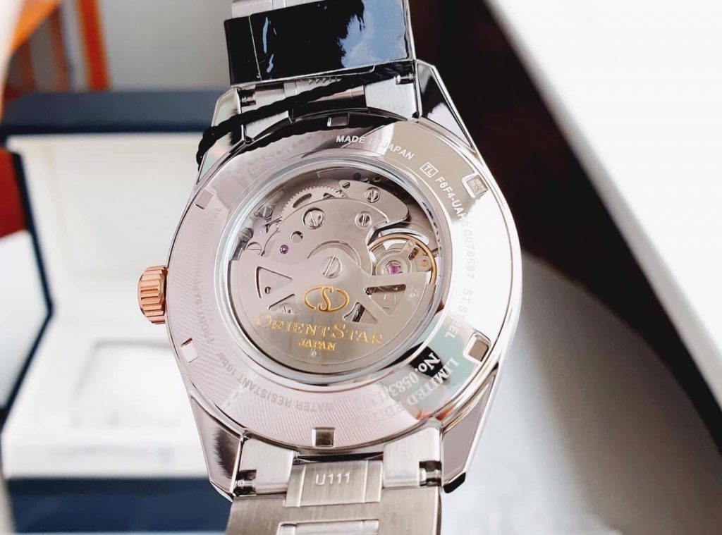 Orient Star RE-AV0116L00B sử dụng bộ máy cơ 