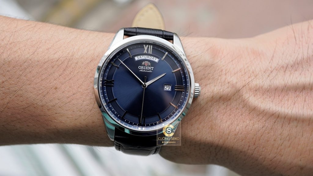 Orient Day Date RA-AX0007L0HB phù hợp với anh em có cổ tay từ 16cm