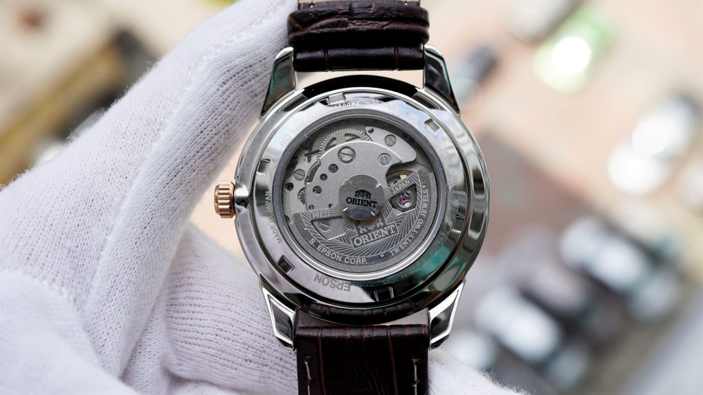 RA-AX0006S0HB sử dụng bộ máy Cal.F6E22