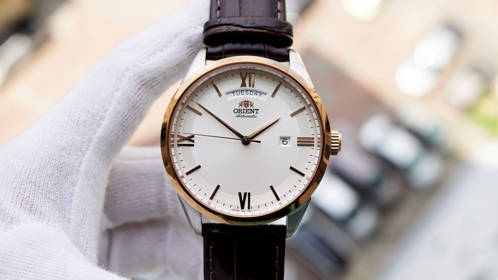 Orient Day Date RA-AX0006S0HB Thiết Kế Hài Hòa 